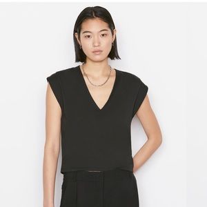 Frame Le High Rise V-Neck Tee in Noir